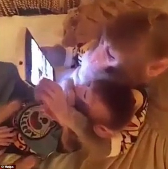  Megdöbbentő felvétel egy majom mamáról, aki emberszerűen használja a mobilt! VIDEÓ
