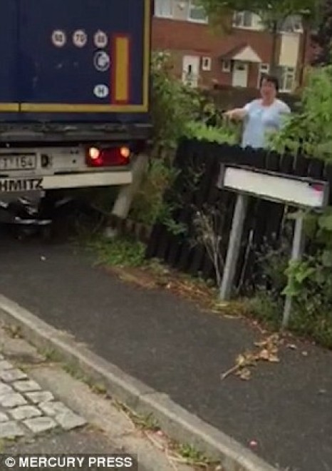 Magyar női kamionsofőr okozott felfordulást az angol kisvárosban - VIDEÓ