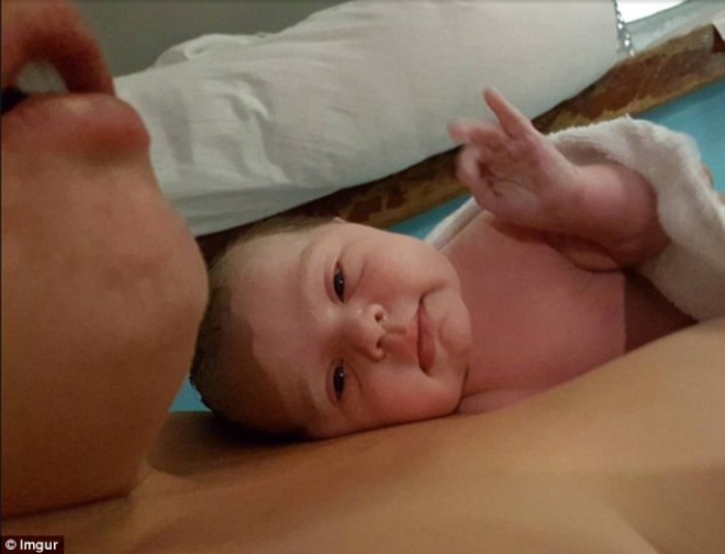 Vírusként terjed az újszülött kislány hihetetlen fotója!